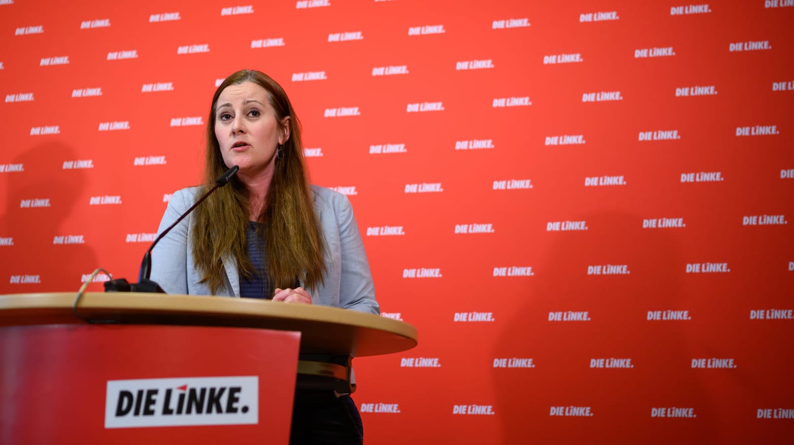 Linken-Vorsitzende Janine Wissler am Montag bei einer Pressekonferenz im Karl-Liebknecht-Haus: "Wir wissen, dass sich Atommächte gegenüberstehen und dass das die Rutschbahn in den Dritten Weltkrieg sein könnte."