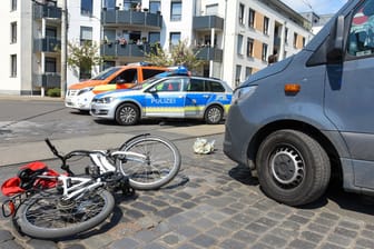 Das Fahrrad liegt in Leipzig-Gohlis neben dem Lieferwagen: Bei dem Unfall wurde der Radfahrer schwer verletzt.