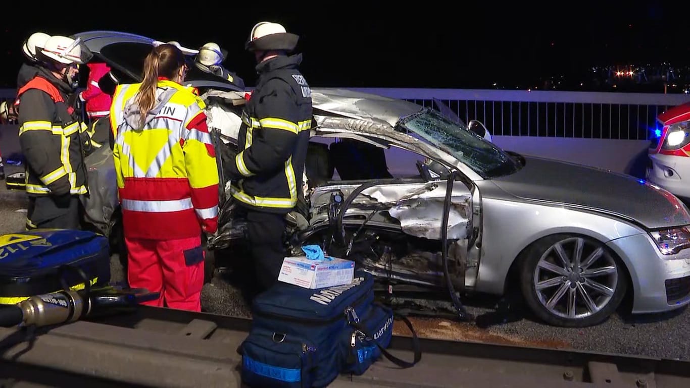 Feuerwehrleute sind nach einem Unfall auf der Hamburger Köhlbrandbrücke im Einsatz (Archivbild): Bei dem Unfall im März 2019 kam der Beifahrer des verunglückten Wagens ums Leben.