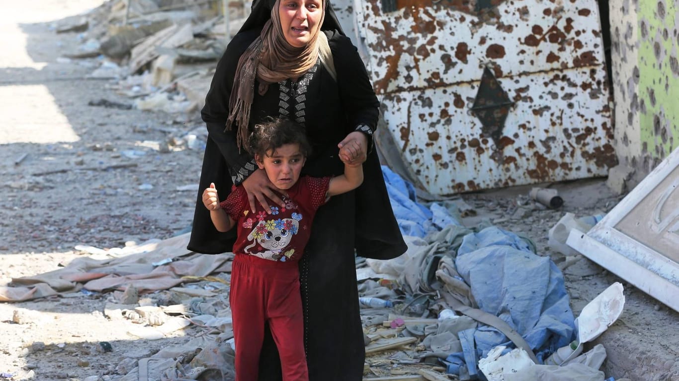 Eine irakische Frau mit ihrem Kind im Jesiten-Gebiet: Weltweit bekannt wurde die Region 2014, als Terroristen des sogenannten Islamischen Staates dort einen Völkermord gegen die jesidische Bevölkerung lostraten.