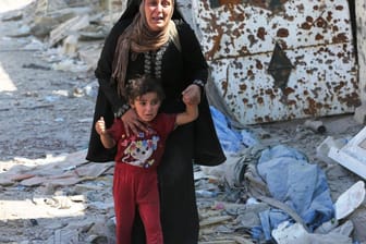 Eine irakische Frau mit ihrem Kind im Jesiten-Gebiet: Weltweit bekannt wurde die Region 2014, als Terroristen des sogenannten Islamischen Staates dort einen Völkermord gegen die jesidische Bevölkerung lostraten.