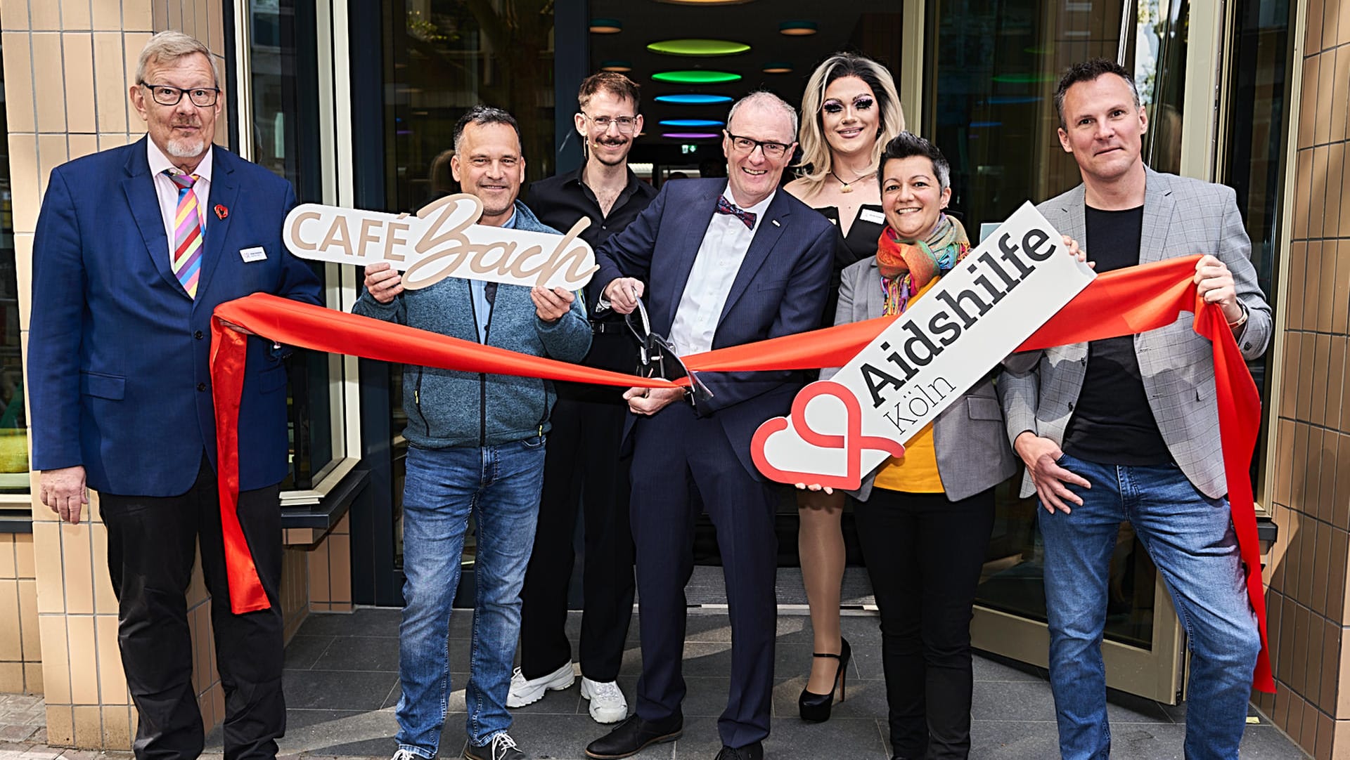 Bei der Eröffnung des neuen Aidshilfe-Standortes (v.l.): Prof. Dr. Jürgen Rockstroh (Aidshilfe Köln), Ottmar Nachtsheim-Heer (GAG Immobilien), Benni Bauerdick (Moderator), Dr. Ralf Heinen (Bürgermeister Stadt Köln), Marcella Rockefeller, Melany Richter (NRW-Gesundheitsministerium) und Matthias Eiting (Aidshilfe Köln).