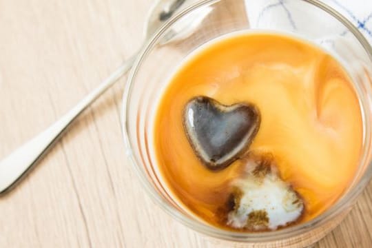 Kalte Erfrischung mit viel Koffein: Cold Brew Kaffee wird mit kaltem Wasser zubereitet und sollte mindestens vier Stunden ziehen.