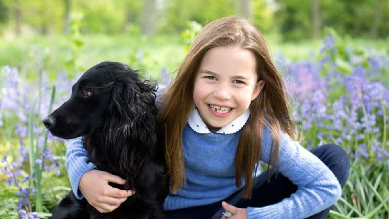 Die britische Prinzessin Charlotte feierte ihren siebten Geburtstag zusammen mit dem Familienhund.