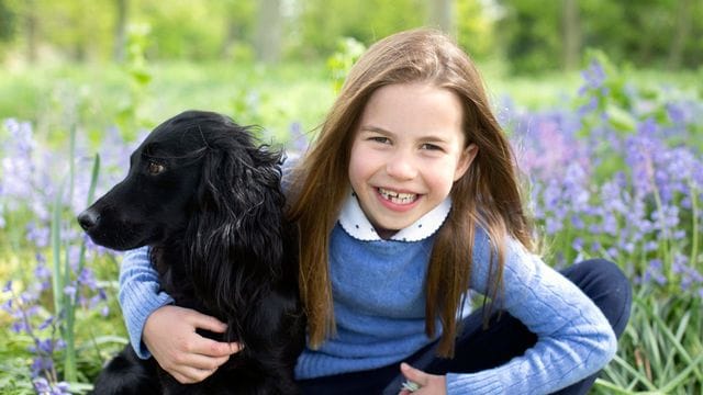 Die britische Prinzessin Charlotte feierte ihren siebten Geburtstag zusammen mit dem Familienhund.