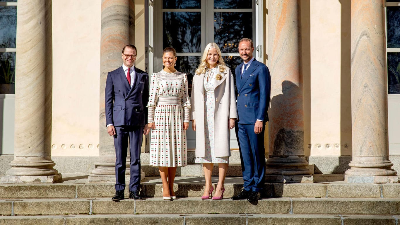 Prinz Daniel und Kronprinzessin Victoria begrüßen Mette-Marit und Haakon von Norwegen.