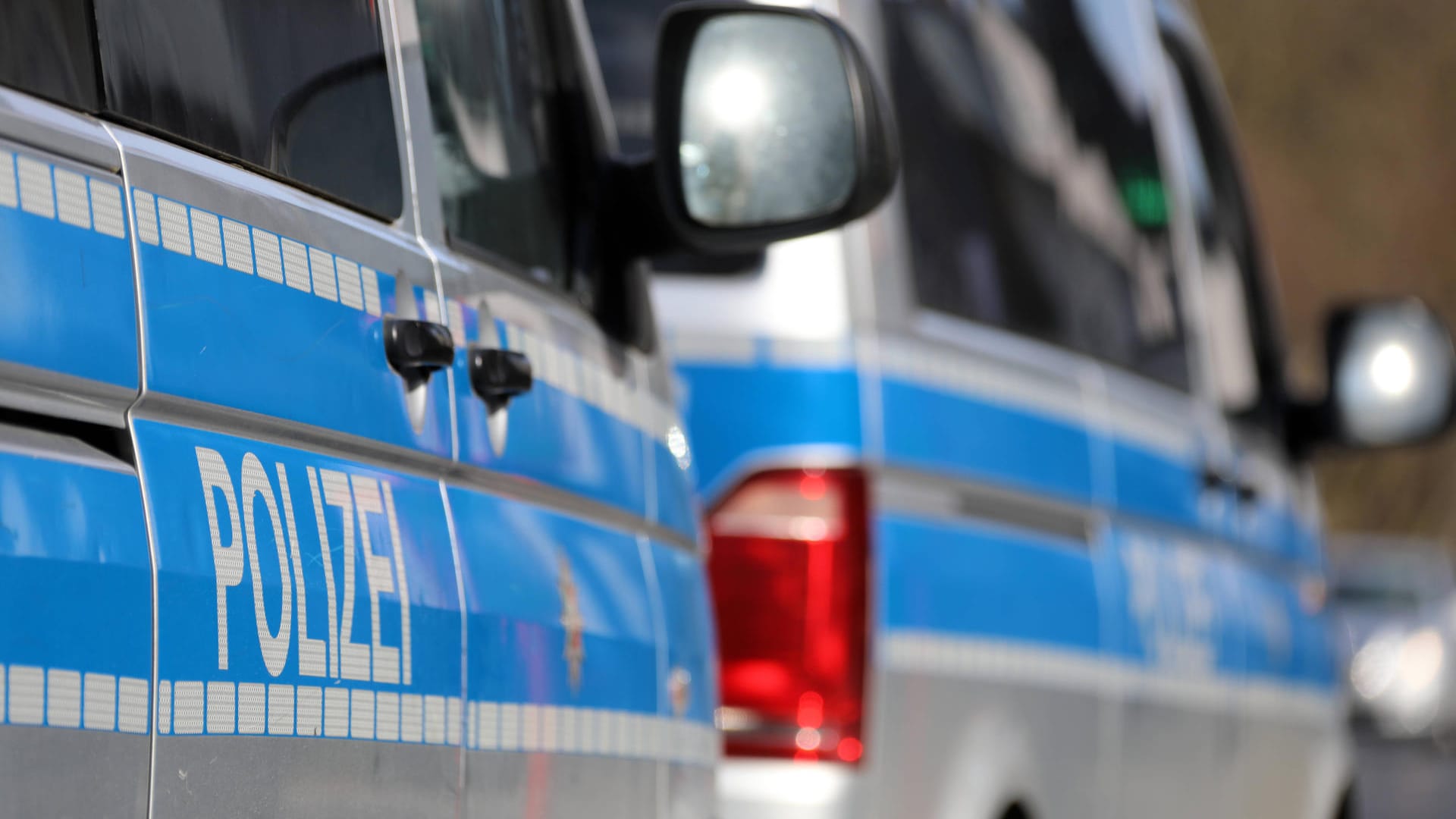 Streifenfahrzeuge der Polizei (Symbolbild): Die Ermittler suchen nach Zeugen der Tat. Streifenfahrzeuge der Polizei (Symbolbild): Die Ermittler suchen nach Zeugen der Tat.