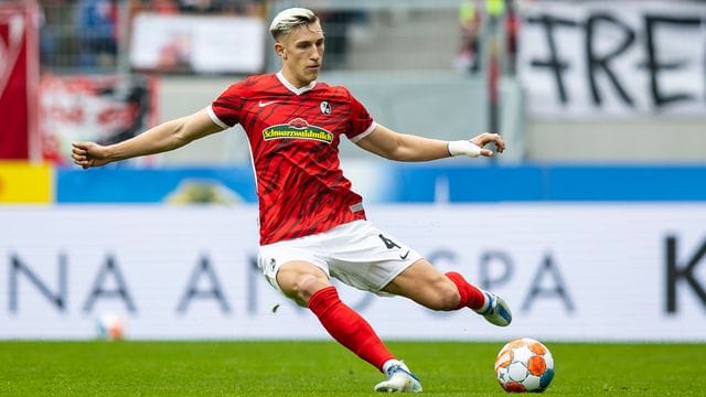 Wechselt vom SC Freiburg zu Borussia Dortmund: Nico Schlotterbeck in Aktion.