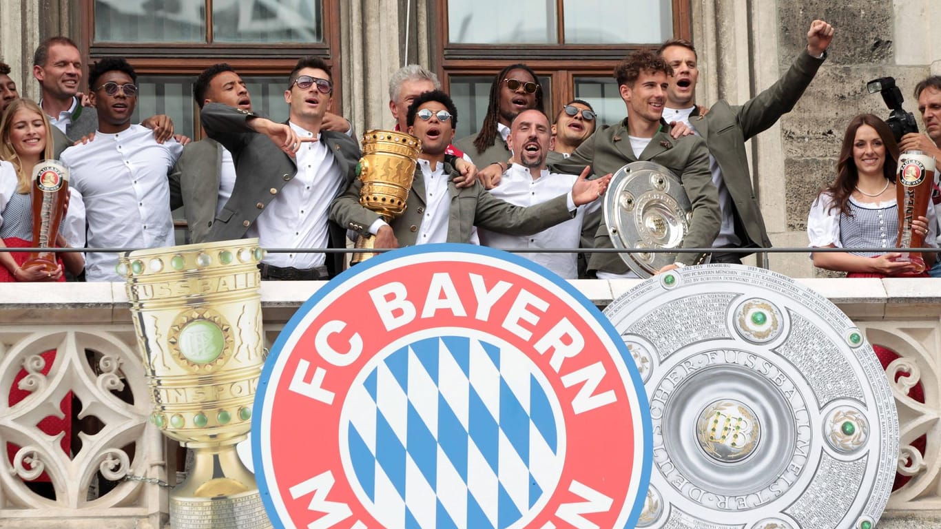 Der FC Bayern bei der Meister- und Pokalfeier im Jahr 2019 (Archivbild): In dieser Saison bleibt die Meisterschale der einzige Titel.