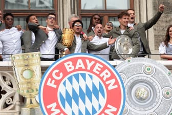 Der FC Bayern bei der Meister- und Pokalfeier im Jahr 2019 (Archivbild): In dieser Saison bleibt die Meisterschale der einzige Titel.