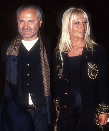 Donatella Versace con il fratello Gianni nel 1984.