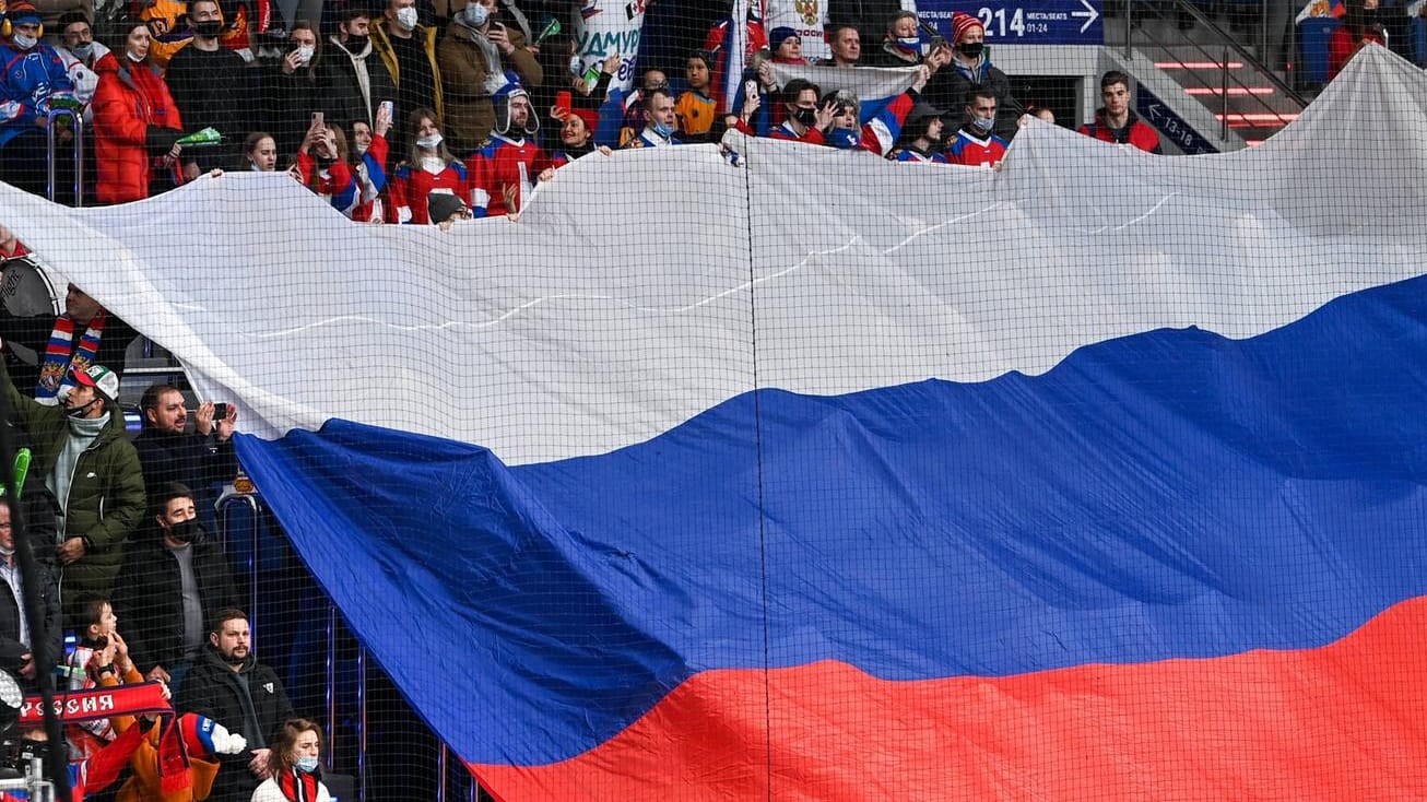 Fans halten eine russische Flagge: Die Uefa schließt das Land von jeglichen Wettbewerben aus. Fans halten eine russische Flagge: Die Uefa schließt das Land von jeglichen Wettbewerben aus.