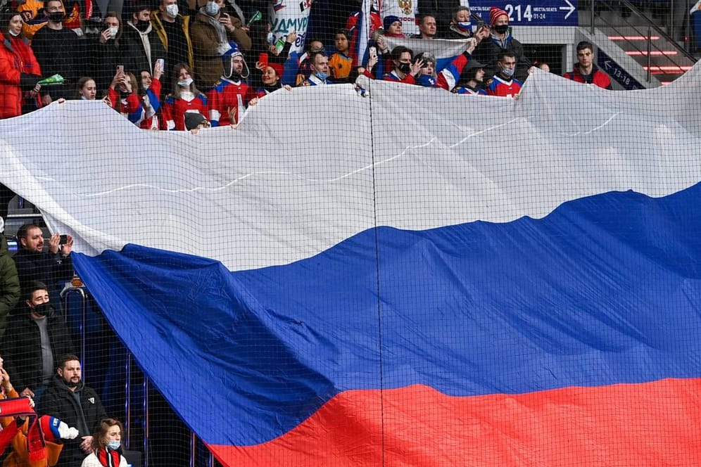 Fans halten eine russische Flagge: Die Uefa schließt das Land von jeglichen Wettbewerben aus.