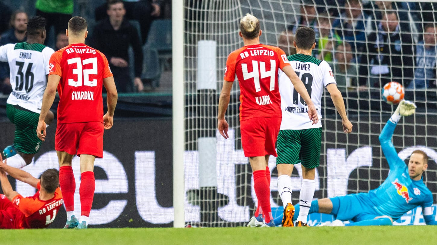 Das 1:0: Leipzig-Torwart Gulacsi (r.) ist machtlos gegen den Schuss von Gladbachs Embolo. Das 1:0: Leipzig-Torwart Gulacsi (r.) ist machtlos gegen den Schuss von Gladbachs Embolo.