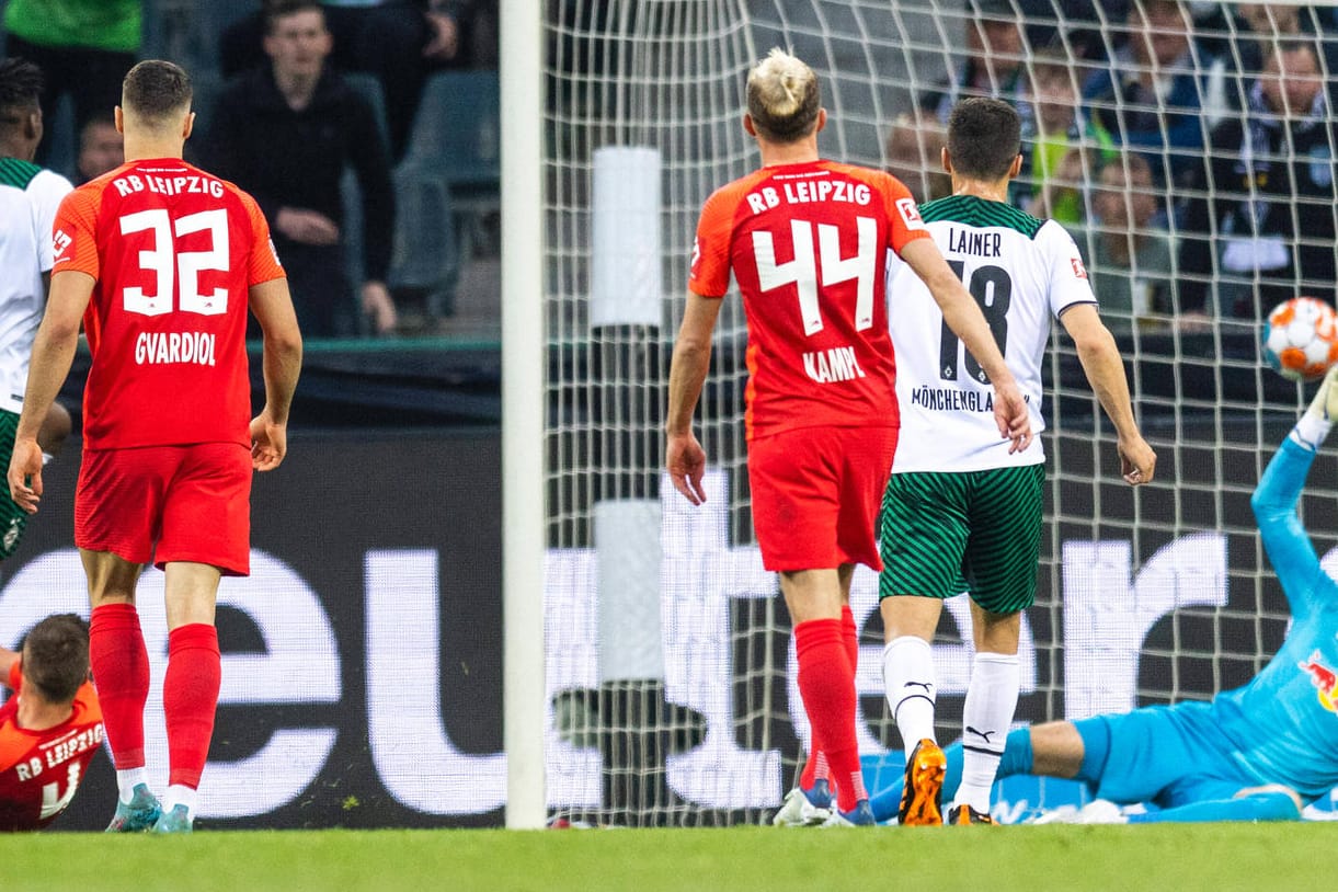 Das 1:0: Leipzig-Torwart Gulacsi (r.) ist machtlos gegen den Schuss von Gladbachs Embolo.
