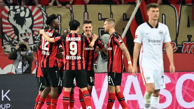 Leverkusens Spieler feiern das 2:0 gegen Eintracht Frankfurt.