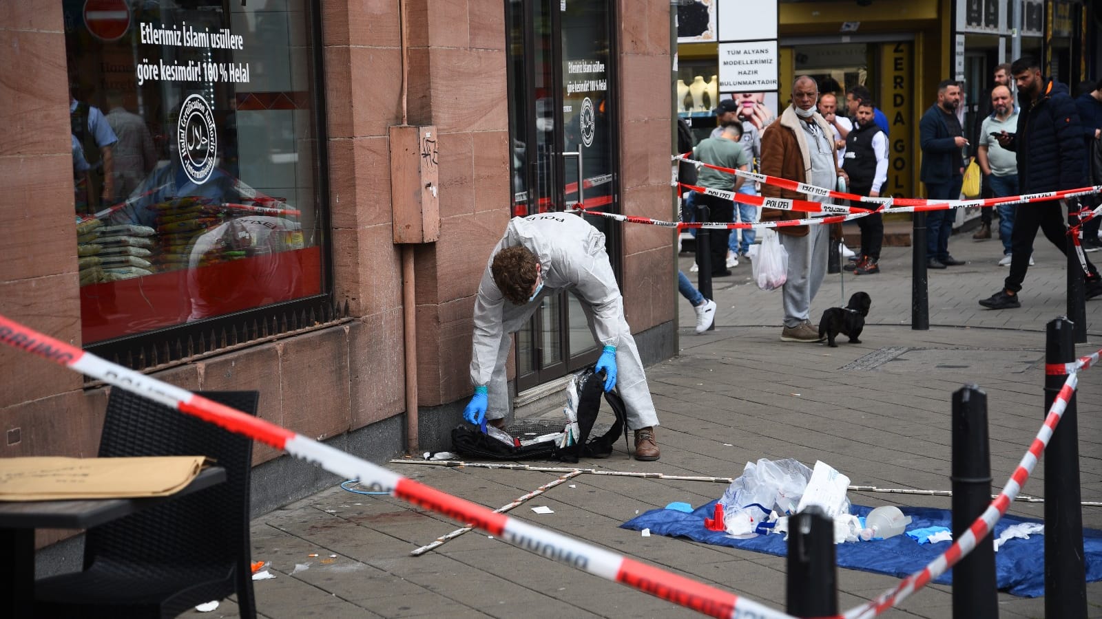 Die Spurensicherung arbeitet am Tatort in Mannheim, an dem ein Mann nach einer Polizeikontrolle gestorben ist.