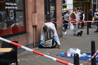 Die Spurensicherung arbeitet am Tatort in Mannheim, an dem ein Mann nach einer Polizeikontrolle gestorben ist.