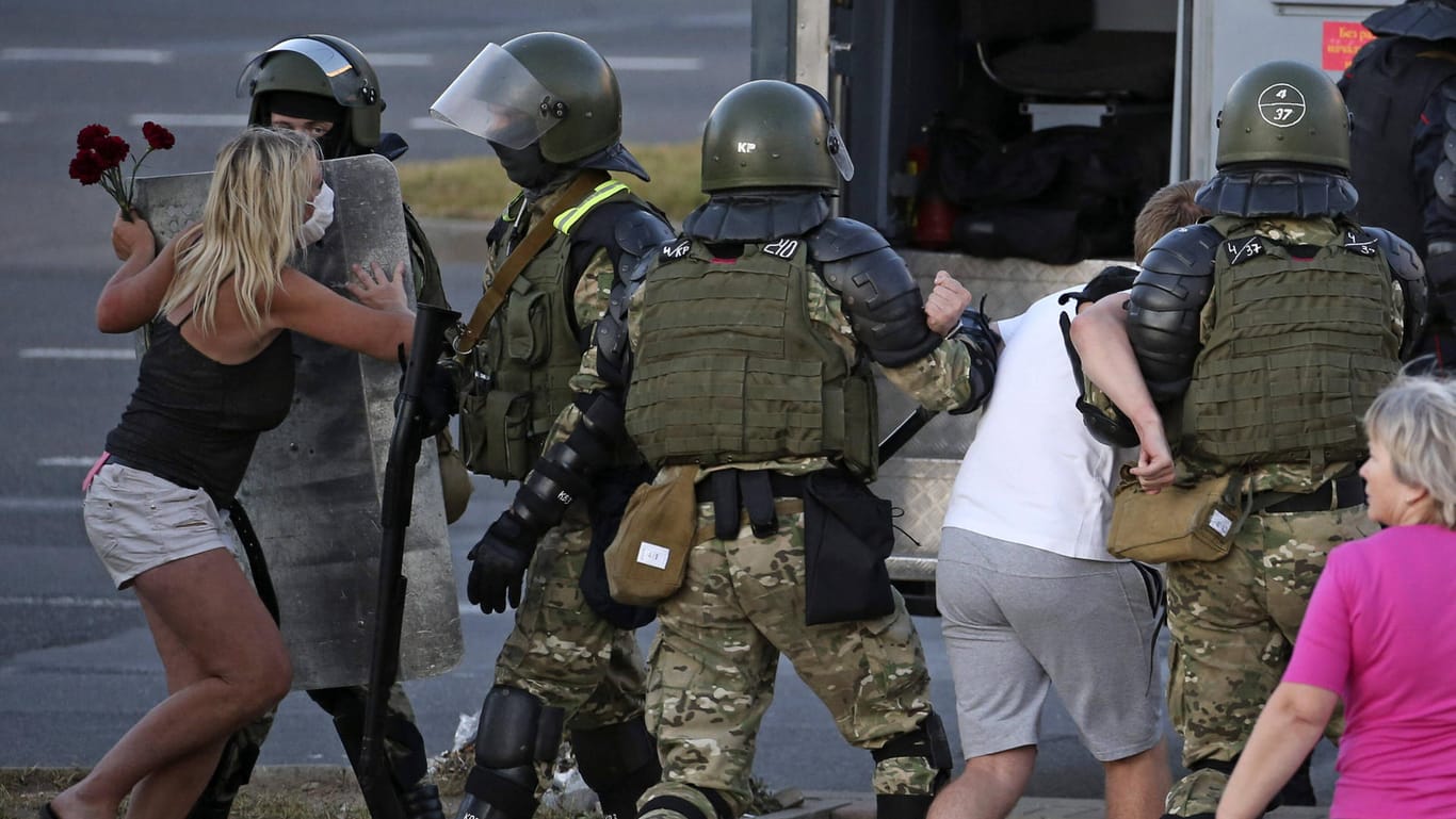 August 2020: Belarussische Polizeikräfte verhaften und verschleppen Tausende Demonstranten und Oppositionelle