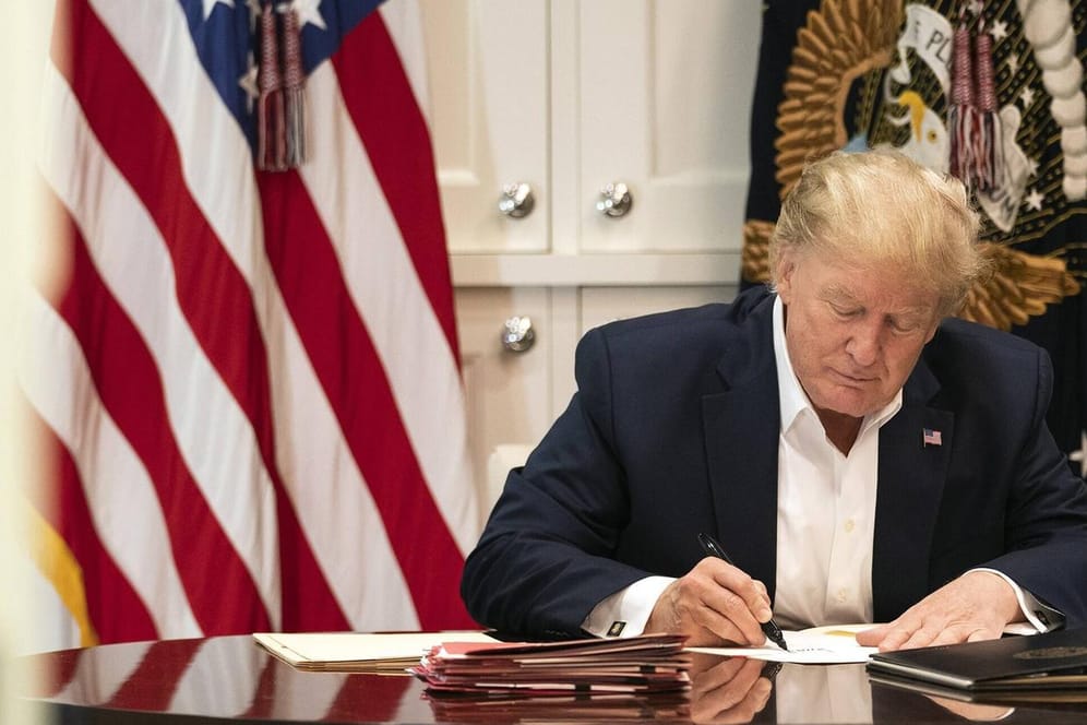 Donald Trump sitzt am Schreibtisch (Archivbild): Gegen den ehemaligen US-Präsident werden schwere Vorwürfe von einem Ex-Minister erhoben.