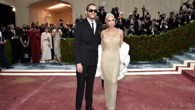 Kim Kardashian (r) und Pete Davidson kommen zur Met-Benefizgala.