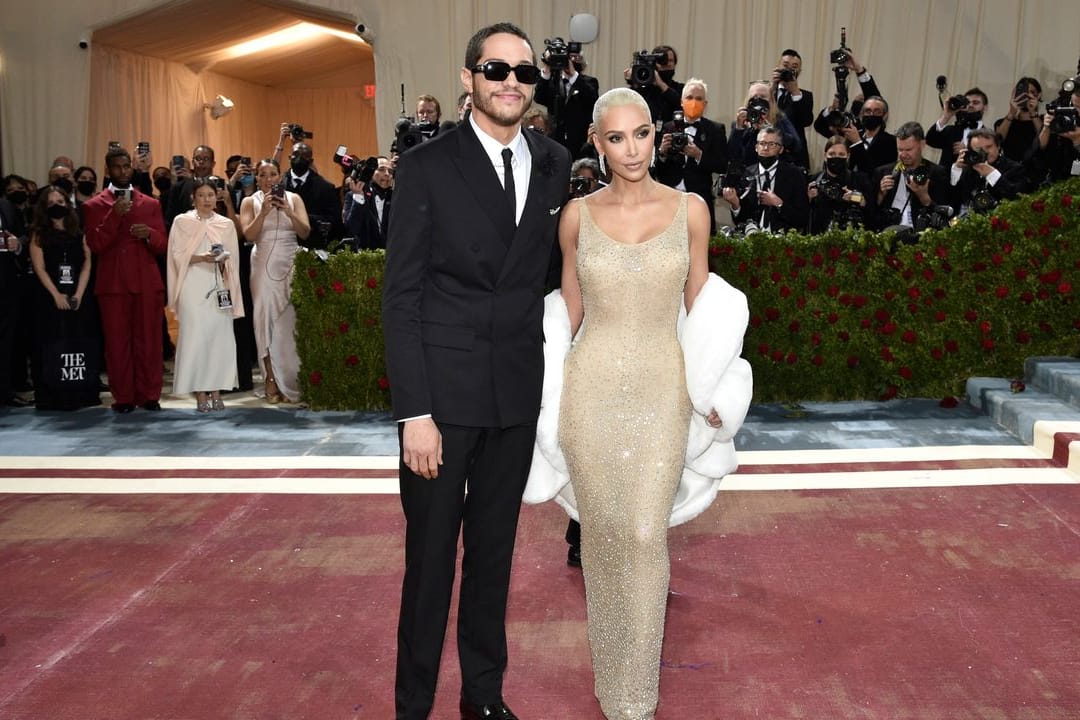 Kim Kardashian (r) und Pete Davidson kommen zur Met-Benefizgala.