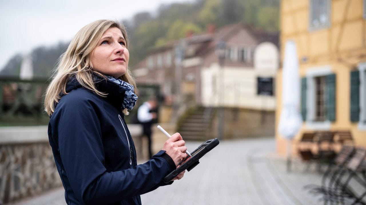 Schadenreguliererin Katja Burglin klärt Sachlagen vor Ort im Kontakt mit den Kunden - zur Schadenaufnahme nutzt sie ihr Tablet. Schadenreguliererin Katja Burglin klärt Sachlagen vor Ort im Kontakt mit den Kunden - zur Schadenaufnahme nutzt sie ihr Tablet.