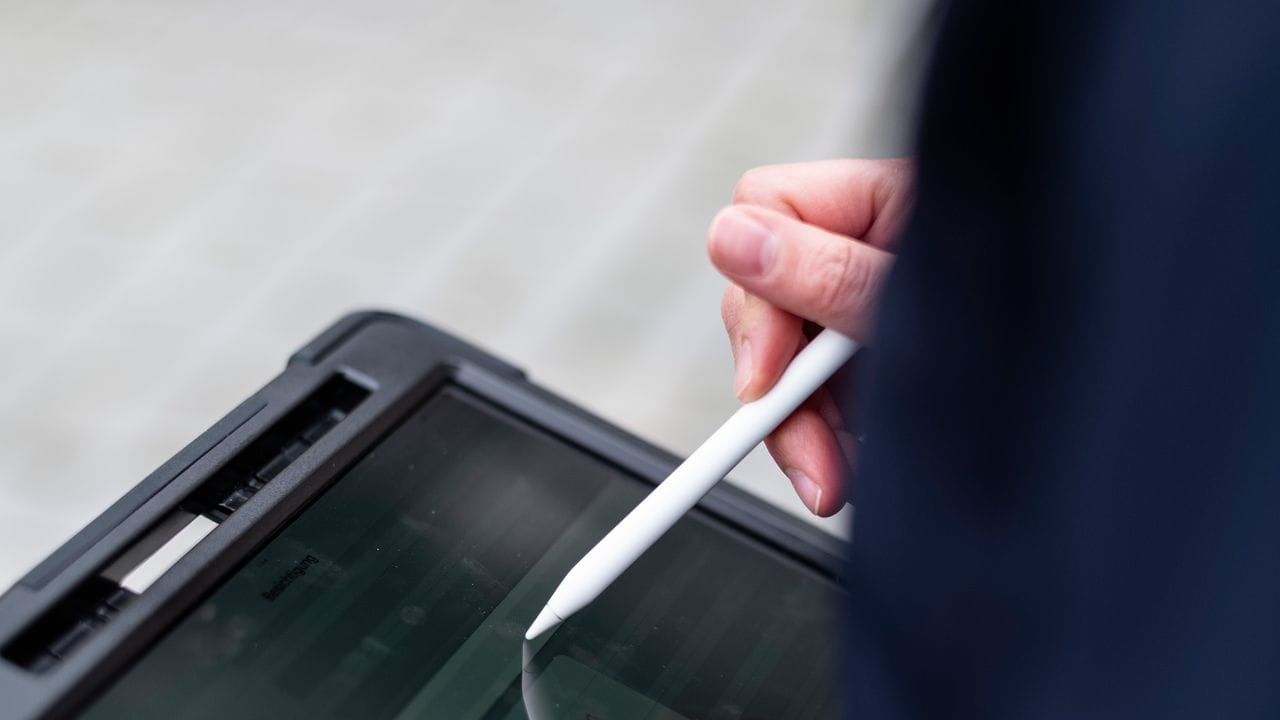 Schadenregulierer und Schadenreguliererinnen müssen sich mit fachspezifischer Software auskennen. Schadenregulierer und Schadenreguliererinnen müssen sich mit fachspezifischer Software auskennen.
