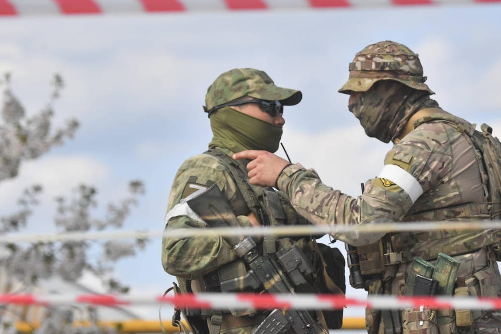 Zwei russische Soldaten sprechen miteinander bei Mariupol (Archivbild): Die USA sehen Probleme bei der Logistik der russischen Streitkräfte.