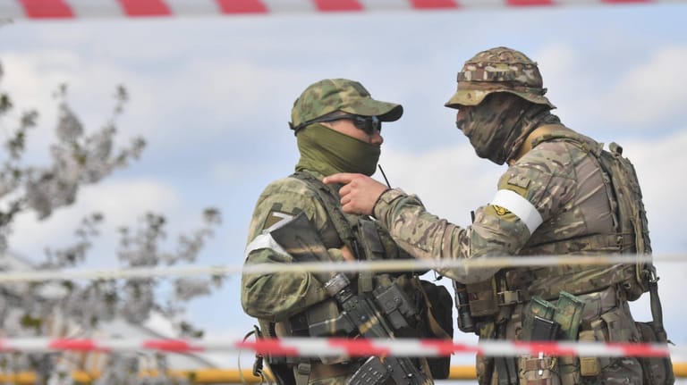 Zwei russische Soldaten sprechen miteinander bei Mariupol (Archivbild): Die USA sehen Probleme bei der Logistik der russischen Streitkräfte.