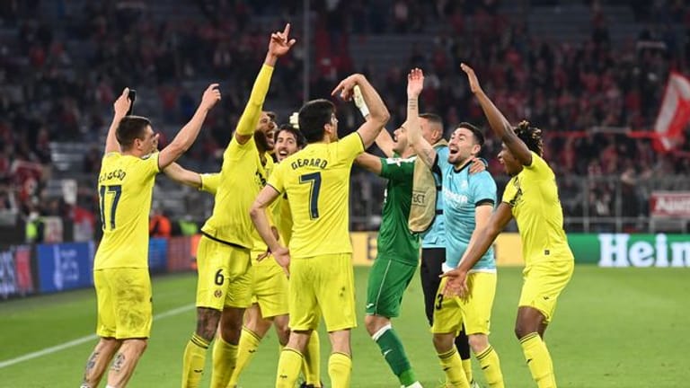 Der FC Villarreal hat Bayern München im Viertelfinale besiegt: Die Spieler feiern den Erfolg.