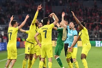 Der FC Villarreal hat Bayern München im Viertelfinale besiegt: Die Spieler feiern den Erfolg.