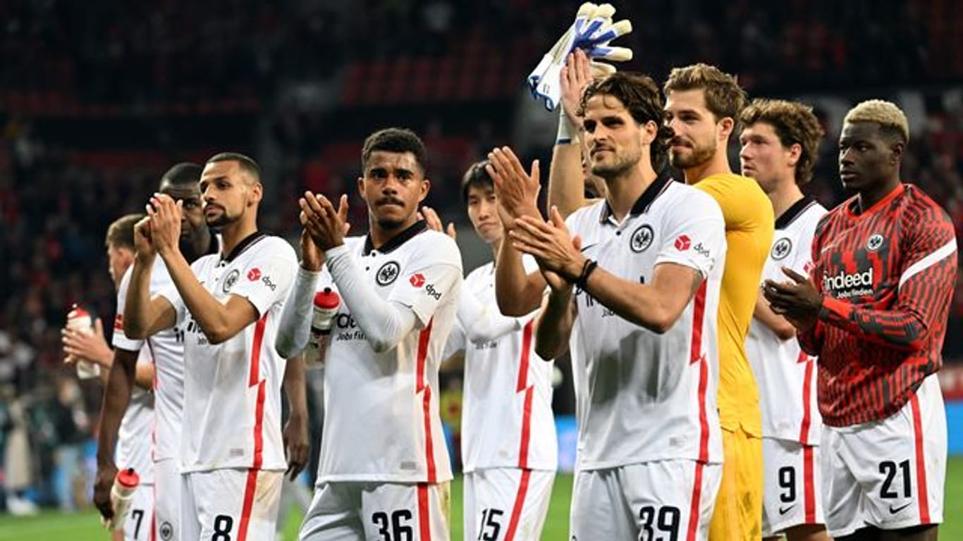 Frankfurts Spieler applaudieren mit den Fans nach der 2:0-Niederlage.