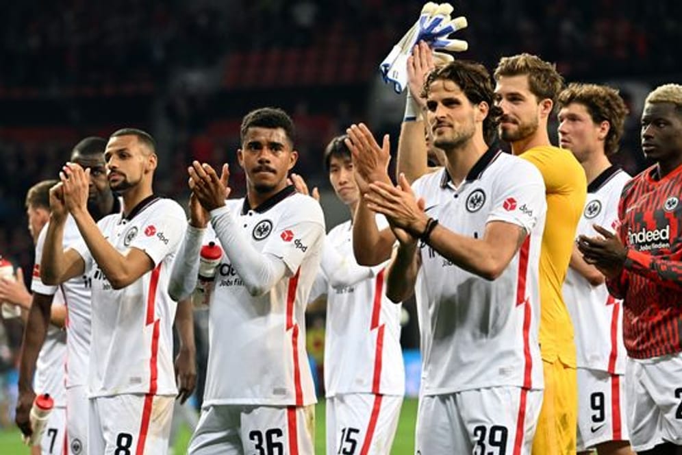 Frankfurts Spieler applaudieren mit den Fans nach der 2:0-Niederlage.