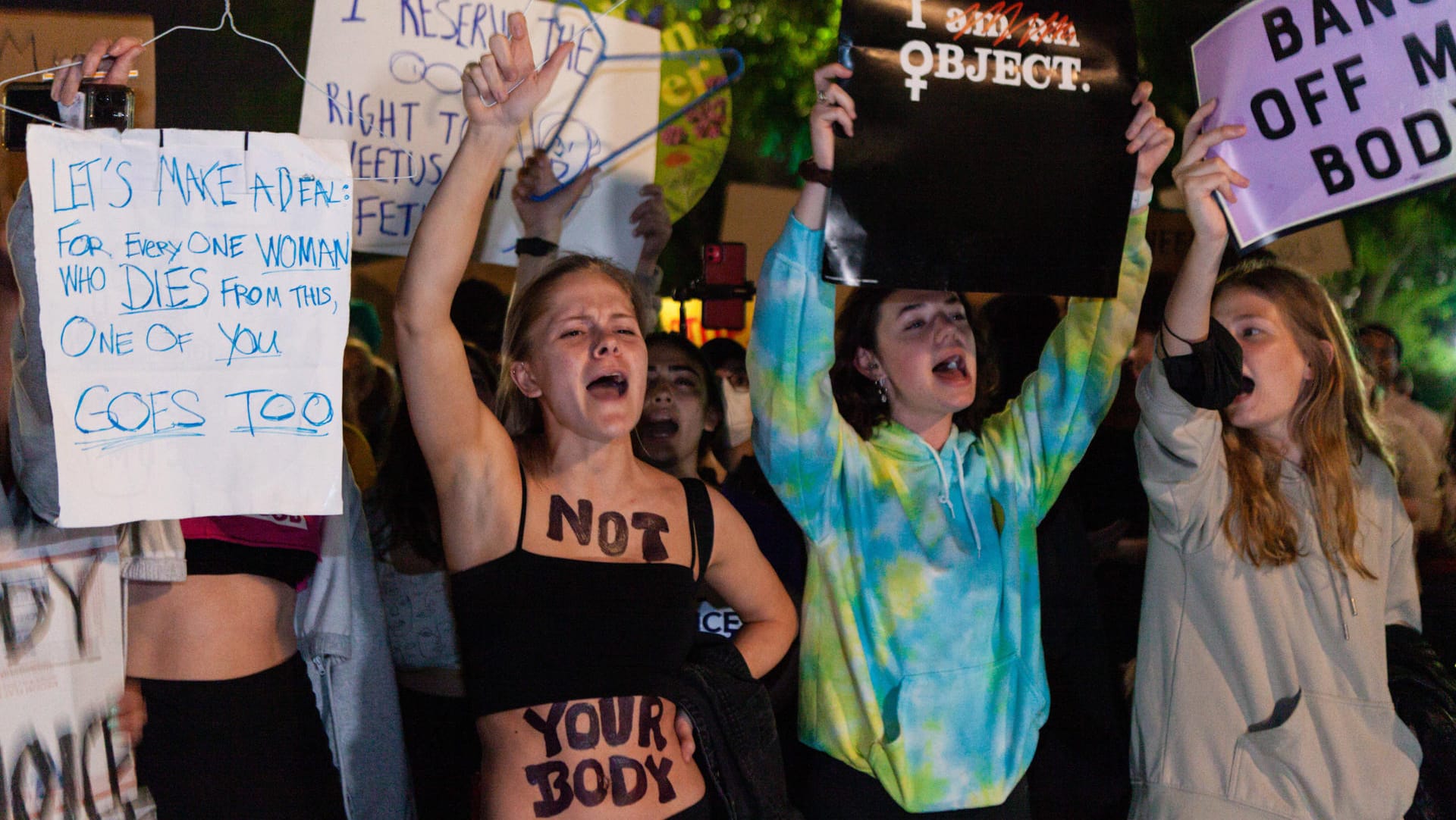 Nächtliche Spontanproteste in Washington: Demonstrantinnen versammeln sich vor dem Obersten Gericht