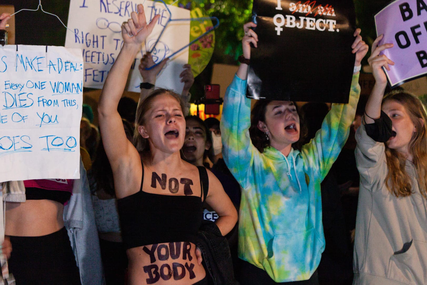 Nächtliche Spontanproteste in Washington: Demonstrantinnen versammeln sich vor dem Obersten Gericht