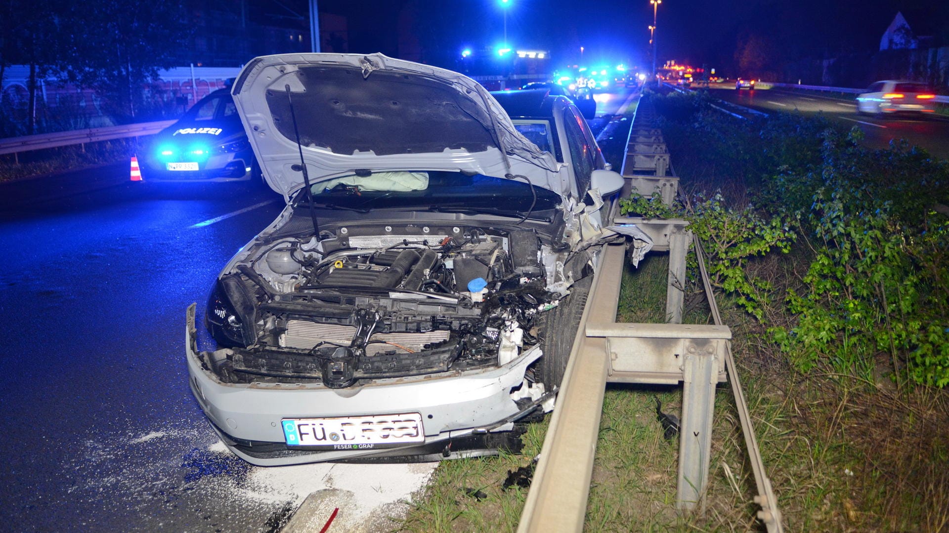 Eines der Unfallautos: Zwei Menschen wurden schwer verletzt.