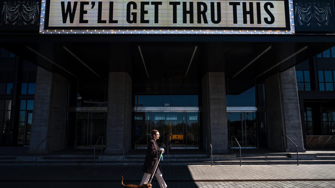 "Wir kommen da durch", steht an einer Konzerthalle in Washington D.C. während des ersten Corona-Lockdowns 2020: Je stärker man in Entscheidungen eingebunden wird, desto williger trägt man sie mit, sagt Johannes Kleske.