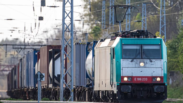 Ein Güterzug bei Schönfließ (Symbolbild): Viele deutsche Unternehmen können Güter aus Russland und der Ukraine nur schwer ersetzen.