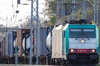 Ein Güterzug bei Schönfließ (Symbolbild): Viele deutsche Unternehmen können Güter aus Russland und der Ukraine nur schwer ersetzen.