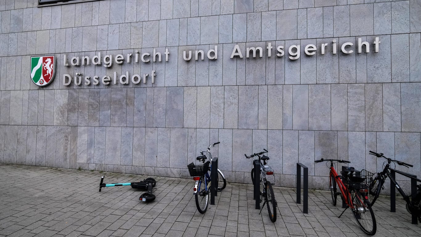 Landgericht und Amtsgericht Düsseldorf Aufschrift (Archivbild): Ein Mann soll seine Ehefrau mit 14 Stichen getötet haben.