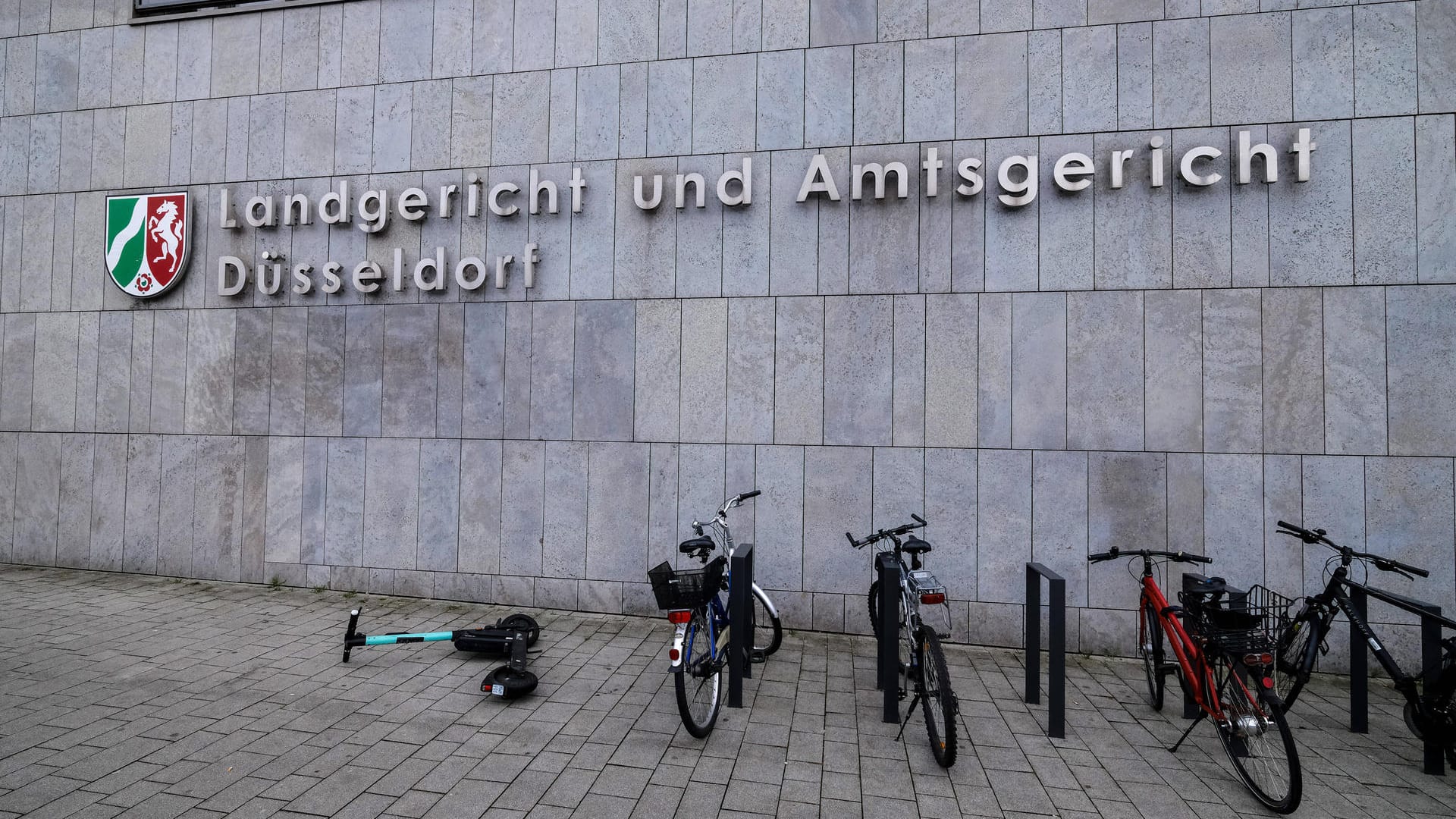 Landgericht und Amtsgericht Düsseldorf Aufschrift (Archivbild): Ein Mann soll seine Ehefrau mit 14 Stichen getötet haben. Landgericht und Amtsgericht Düsseldorf Aufschrift (Archivbild): Ein Mann soll seine Ehefrau mit 14 Stichen getötet haben.