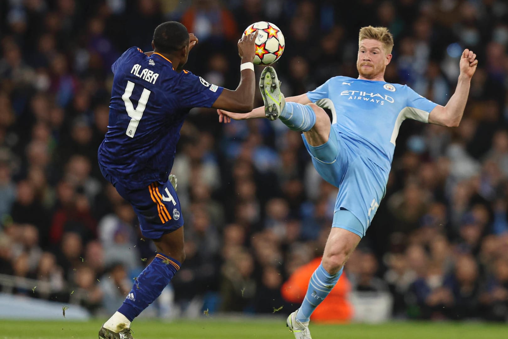 Hoch das Bein: Reals David Alaba (l.) und Citys Kevin De Bruyne lieferten sich mit ihren Teams ein rassiges Halbfinal-Hinspiel.