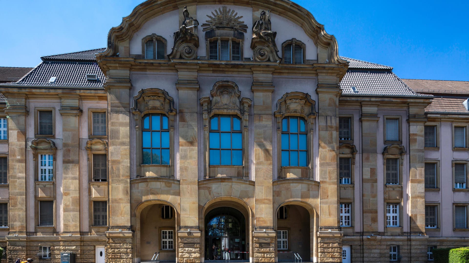 Landgericht und Amtsgericht Mönchengladbach (Archivbild): Drei junge Männer müssen sich vor Gericht wegen Übergriffen bei einem Fußballspiel verantworten. Landgericht und Amtsgericht Mönchengladbach (Archivbild): Drei junge Männer müssen sich vor Gericht wegen Übergriffen bei einem Fußballspiel verantworten.