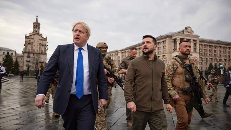 Boris Johnson (l.) und Wolodymyr Selenskyj beim Spaziergang durch Kiew: Innenpolitische Querelen, wie Johnsons "Party-Gate", traten durch die Reise in den Hintergrund.
