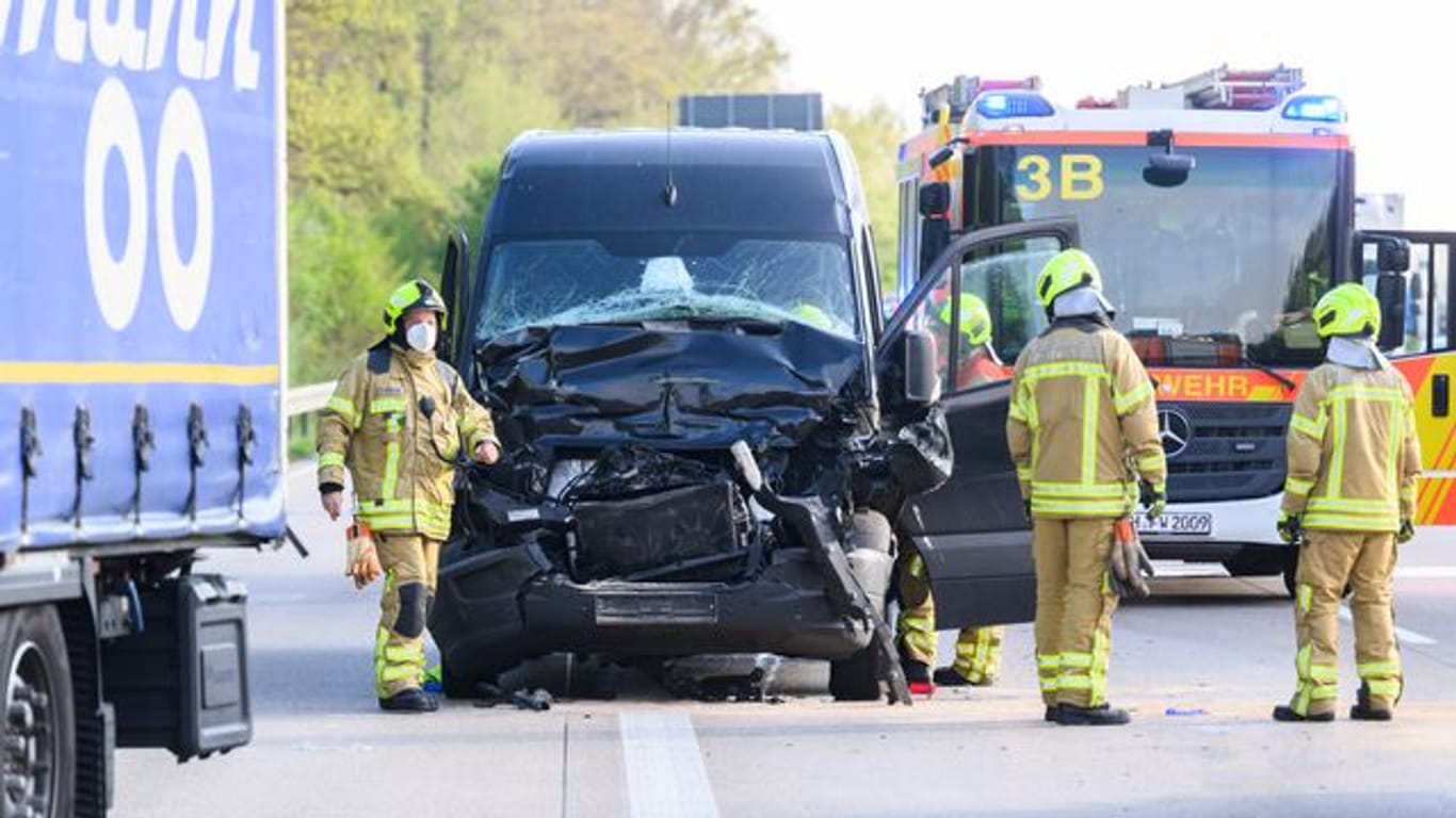 Ein Kleintransporter nach einem Unfall (Symbolbild): Die Zahl der Verkehrsunfälle nahm in der Region wieder zu.