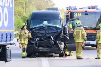 Ein Kleintransporter nach einem Unfall (Symbolbild): Die Zahl der Verkehrsunfälle nahm in der Region wieder zu.