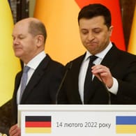 Bundeskanzler Olaf Scholz mit dem ukrainischen Präsidenten Wolodymyr Selenskyj Mitte Februar in Kiew: Seit Beginn des Krieges ist Scholz nicht mehr in die Ukraine gereist - und steht unter Druck.