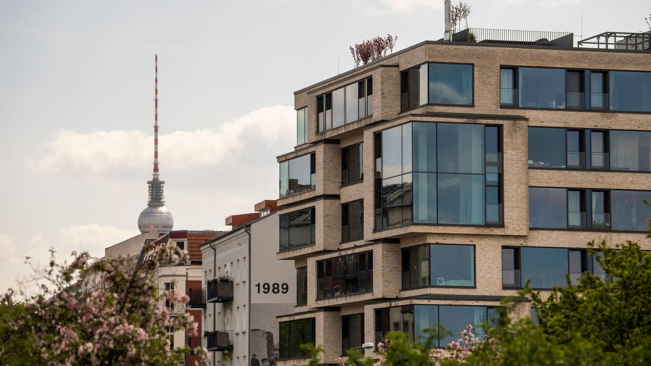 Luxuswohnungen in Prenzlauer Berg in Berlin, im Hintergrund ist der Fernsehturm zu sehen.