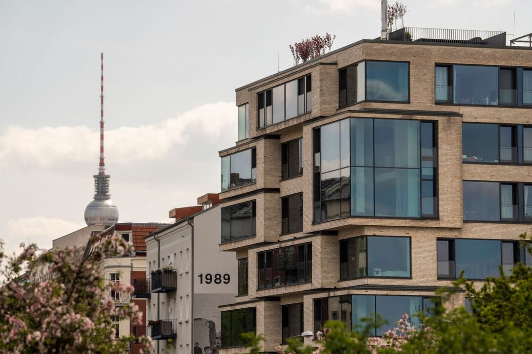 Luxuswohnungen in Prenzlauer Berg in Berlin, im Hintergrund ist der Fernsehturm zu sehen.